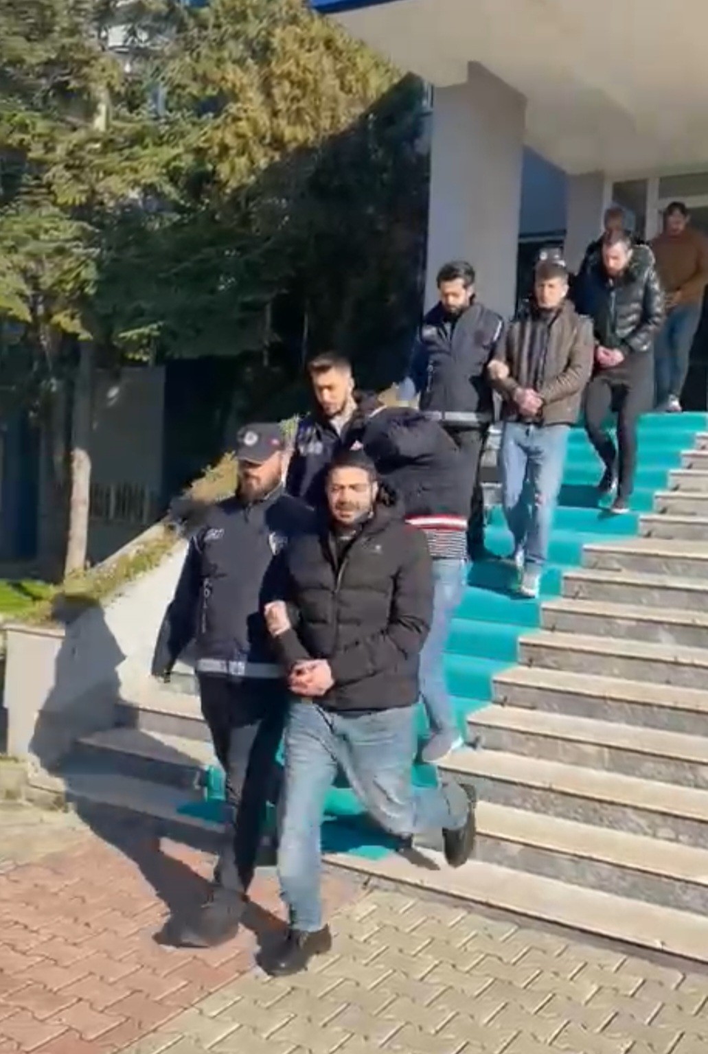 Tekirdağ merkezli 3 ilde göçmen kaçakçılarına yönelik düzenlenen operasyonda yakalanan 5 kişi tutuklandı. Malkara Cumhuriyet Başsavcılığı ...