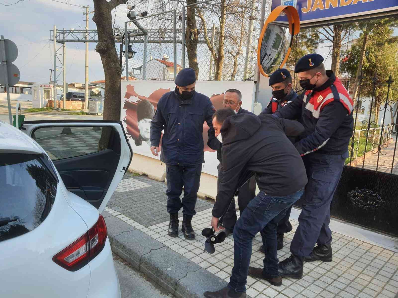 Tekirdağ’ın Süleymanpaşa ilçesinde çalınan 27 bin lira değerindeki tekne motoru bulunarak sahibine teslim edildi. Süleymanpaşa ilçesi Barbaros ...