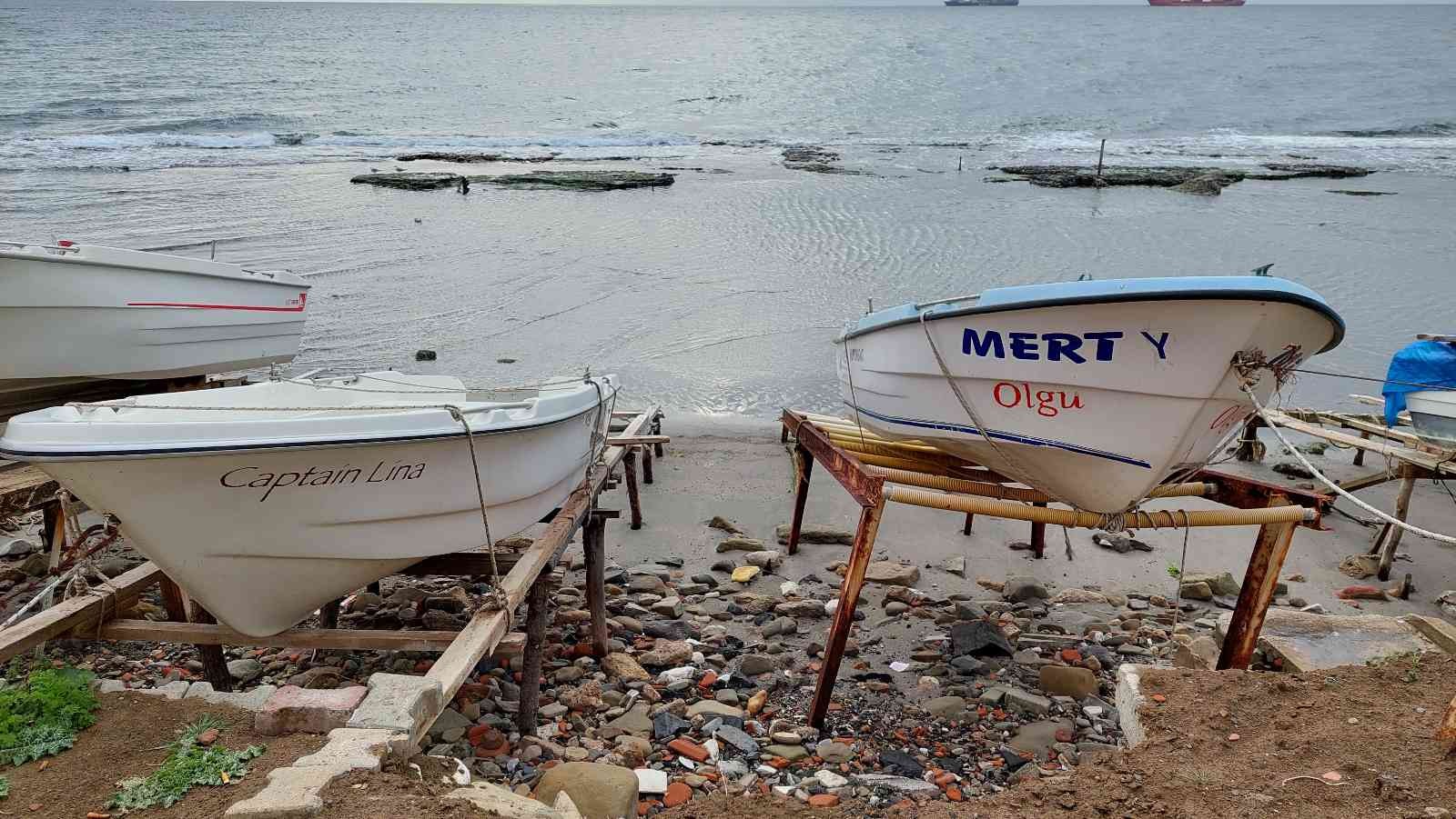 Marmara Denizi’nin Tekirdağ merkez Süleymanpaşa ilçesi kıyılarında sular 15 metre çekildi. Denizin çekilmesi ile halk arasında Kral yolu olarak ...