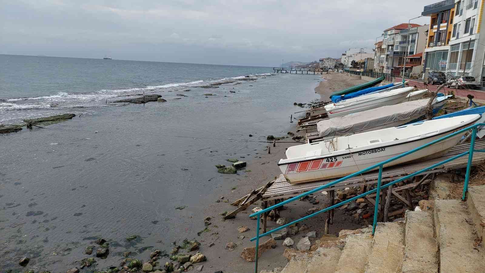 Marmara Denizi’nin Tekirdağ merkez Süleymanpaşa ilçesi kıyılarında sular 15 metre çekildi. Denizin çekilmesi ile halk arasında Kral yolu olarak ...