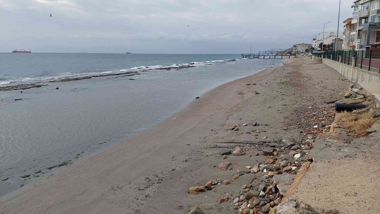 Marmara Denizi’nin Tekirdağ merkez Süleymanpaşa ilçesi kıyılarında sular 15 metre çekildi. Denizin çekilmesi ile halk arasında Kral yolu olarak ...