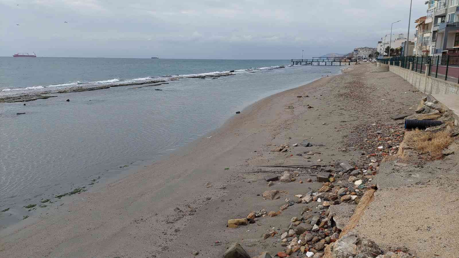 Marmara Denizi’nin Tekirdağ merkez Süleymanpaşa ilçesi kıyılarında sular 15 metre çekildi. Denizin çekilmesi ile halk arasında Kral yolu olarak ...