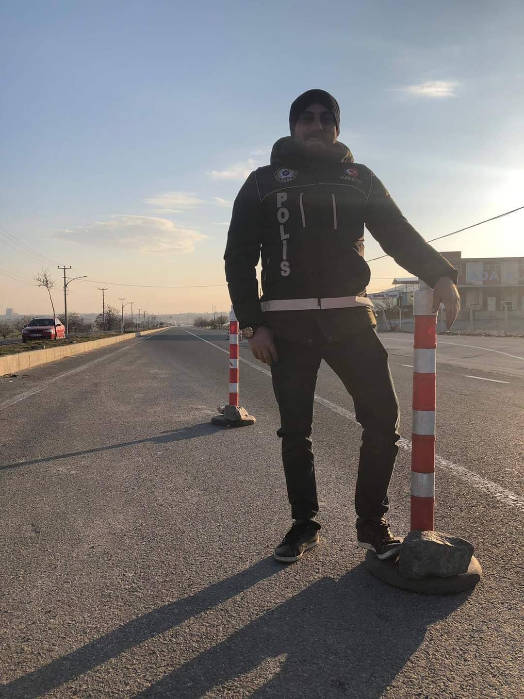 Tekirdağ’ın Kapaklı ilçesinde, Emniyet Müdürlüğü personeli Şükrü Yiğit, görev başında kalp krizi geçirerek şehit oldu. Kapaklı ilçesinde görev ...