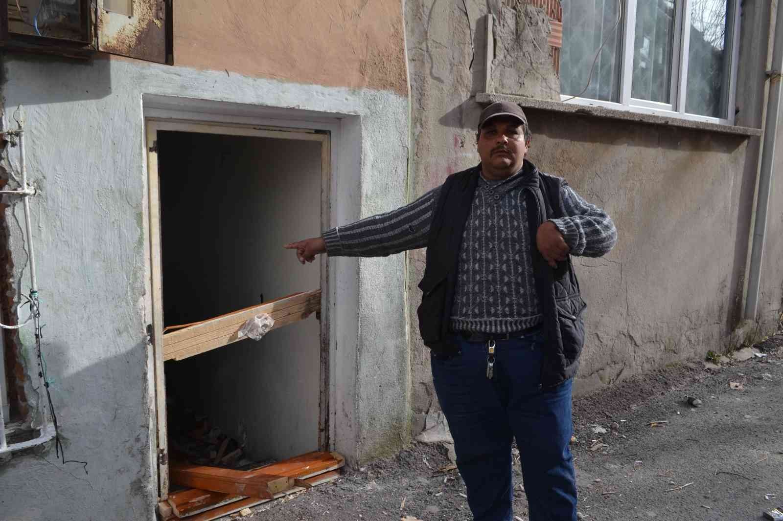 Tekirdağ Çorlu’da bedensel engelli vatandaşın tek başına yaşadığı kiralık evin kapısının çalındığı öne sürüldü. Hırsızların içeriyi de talan ...