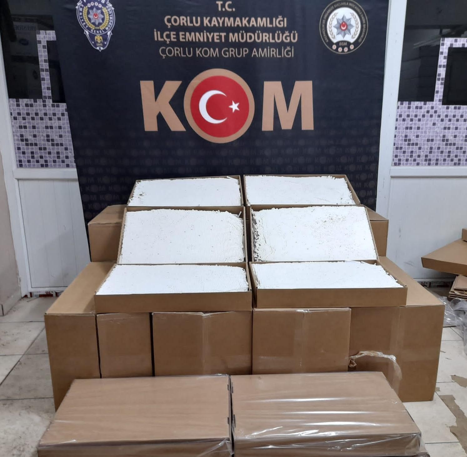 Tekirdağ il genelinde kaçakçılığa yönelik düzenlenen operasyonlarda binlerce malzeme ele geçirilirken, 22 kişiye işlem yapıldı. Tekirdağ ...