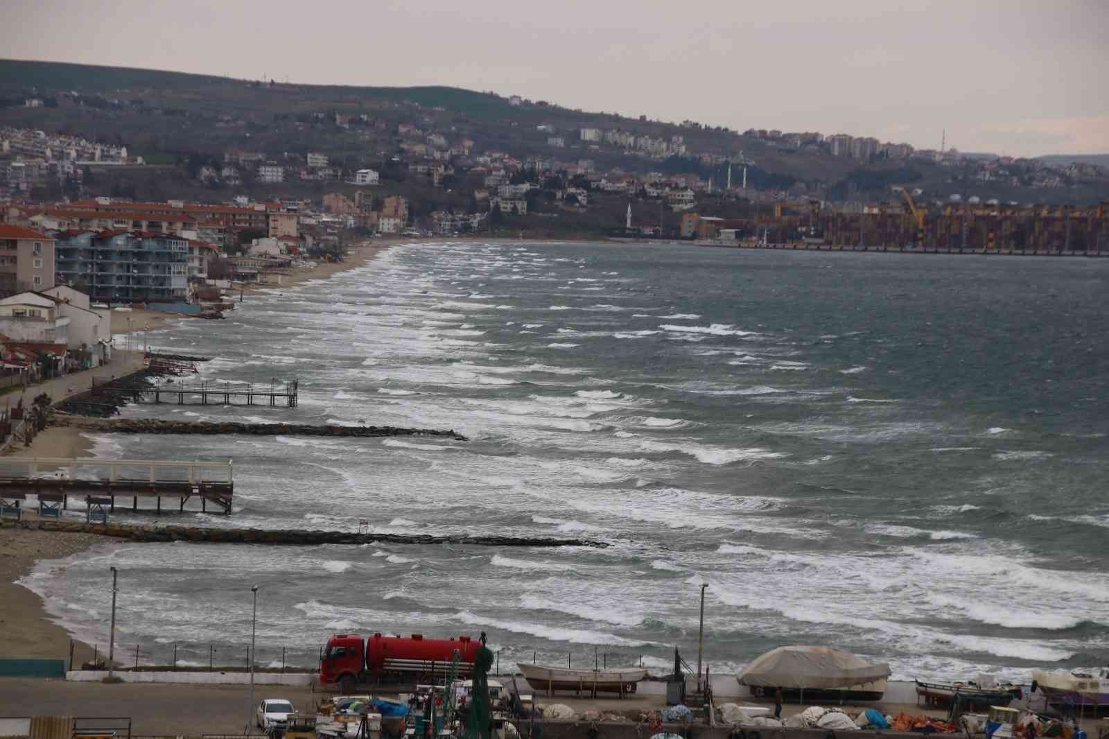 Marmara Denizinde etkili poyraz fırtınası sebebiyle çok sayıda gemi Tekirdağ kıyılarına demirledi. Zaman zaman etkisini artıran poyraz fırtınası ...