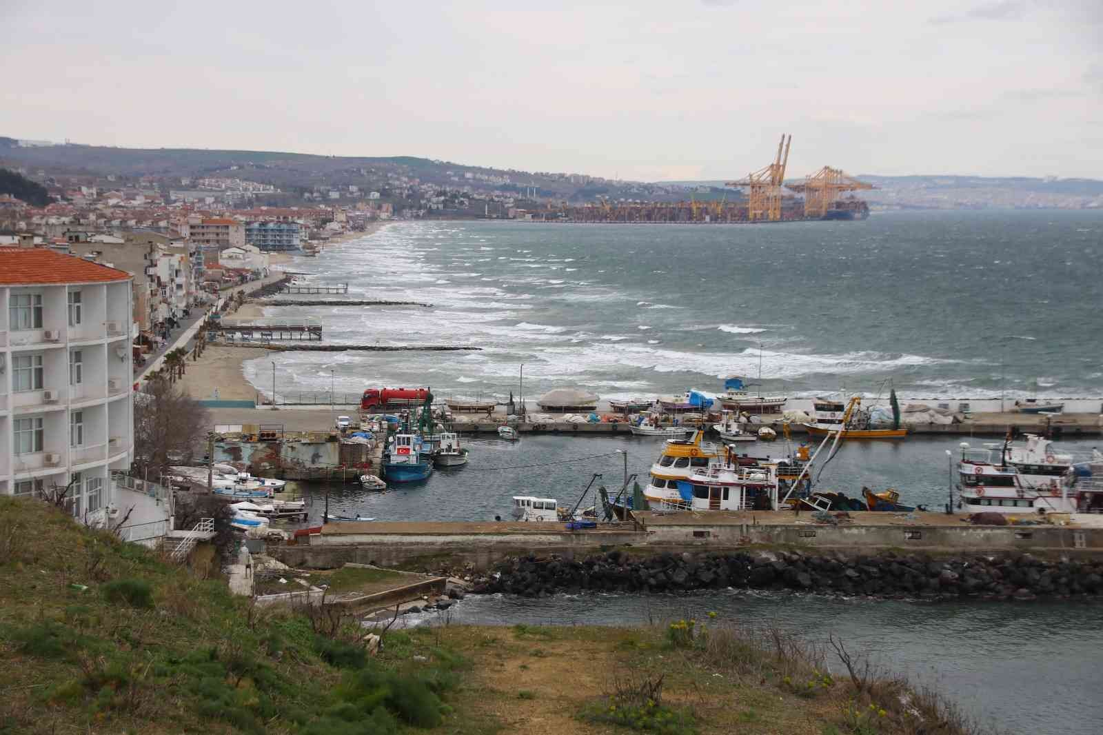 Marmara Denizinde etkili poyraz fırtınası sebebiyle çok sayıda gemi Tekirdağ kıyılarına demirledi. Zaman zaman etkisini artıran poyraz fırtınası ...