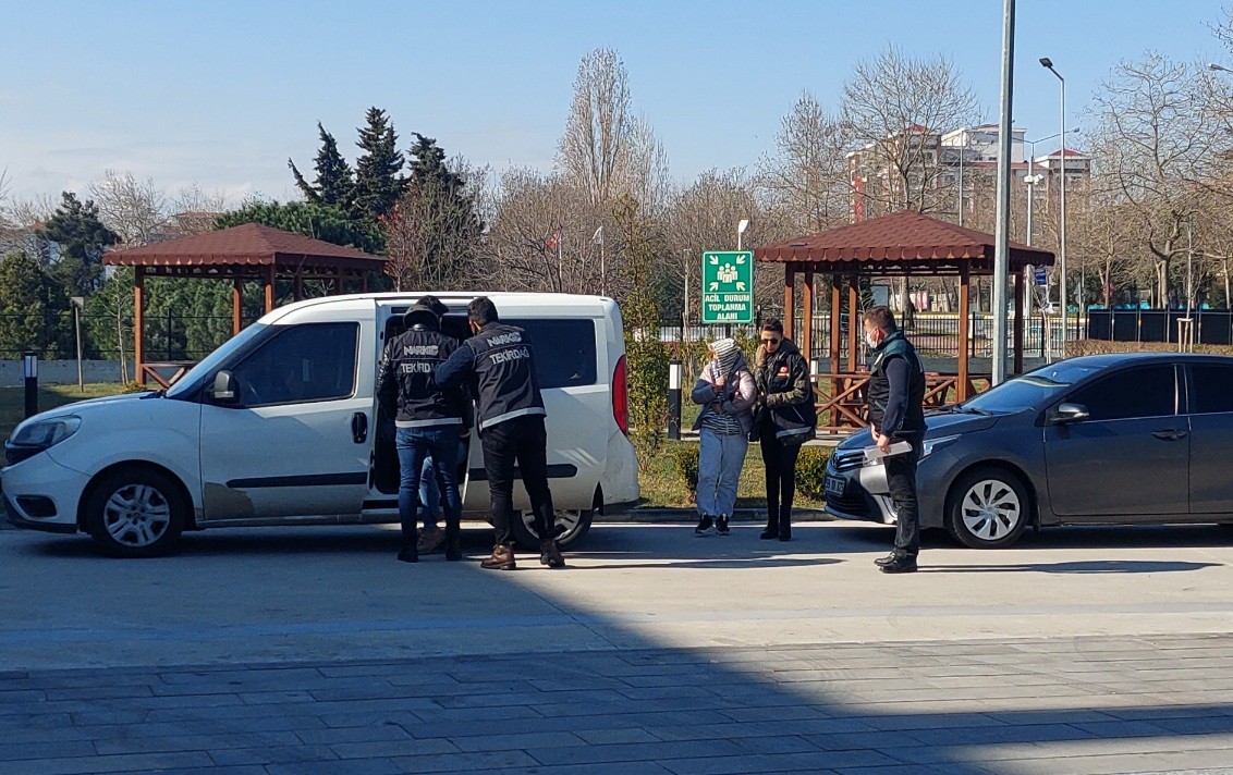 Tekirdağ’da ’torbacı’ diye tabir edilen uyuşturucu tacirlerine yönelik düzenlenen operasyonda yakalanan 5 kişiden 2’si tutuklandı. Tekirdağ İl ...