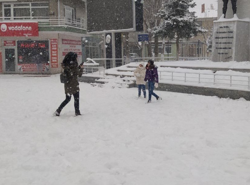 Yoğun kar yağışı nedeniyle Tekirdağ’ın 3 ilçesinde eğitime ara verildi. İstanbul’da beklenen kar fırtınası Tekirdağ’da vurdu. Sabah erken ...