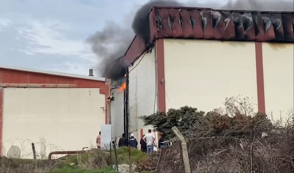 Tekirdağ’ın Ergene ilçesindeki bir tekstil fabrikasında yangın çıktı. Çok sayıda itfaiye ekibinin müdahale ettiği yangın kontrol altına alındı ...