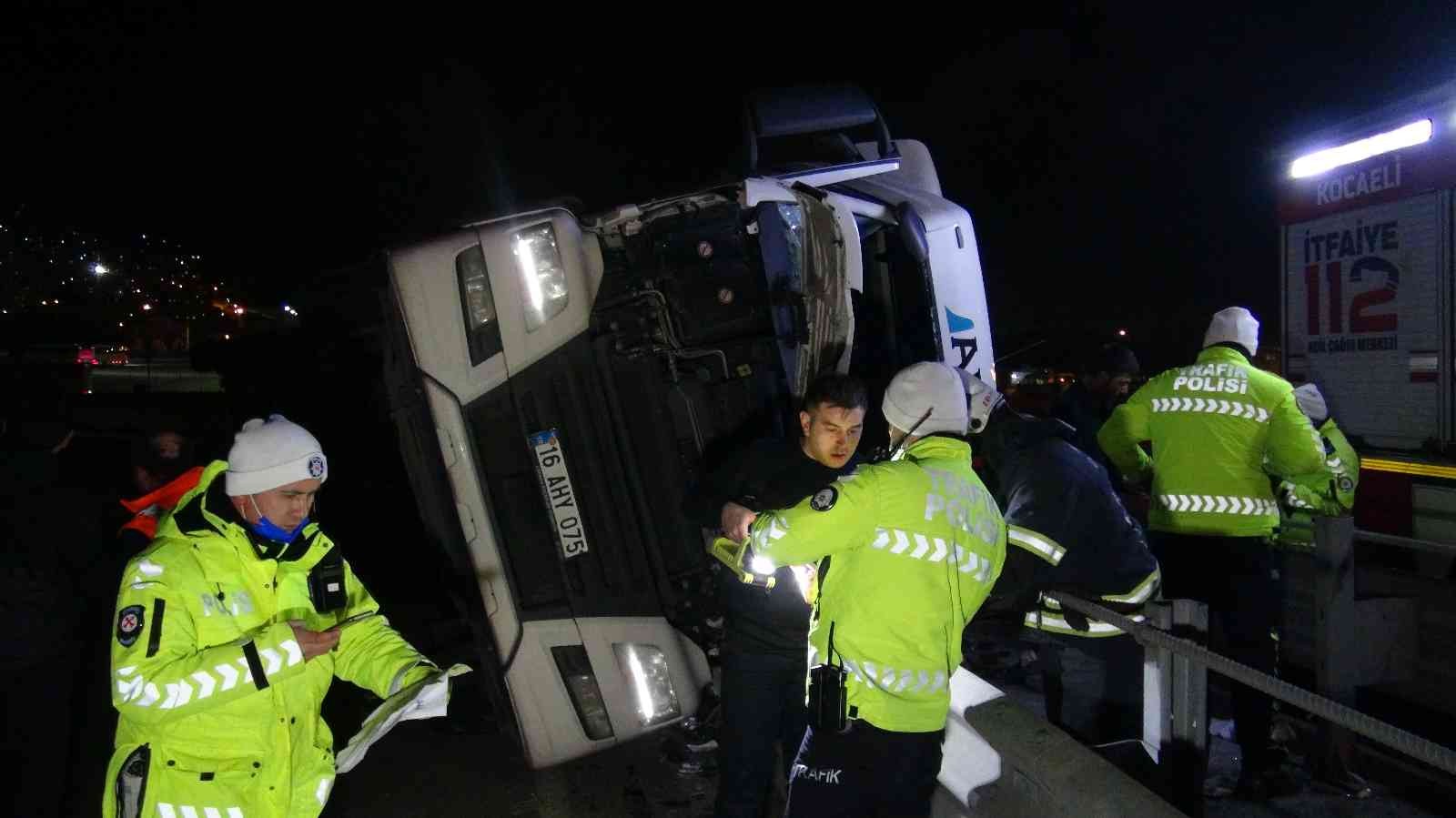 KOCAELİ(İHA) – TEM Otoyolu Kocaeli İzmit çıkışında bariyerlere çarparak devrilen tırda sıkışan sürücü itfaiye ekiplerince kurtarıldı. Kaza, TEM ...