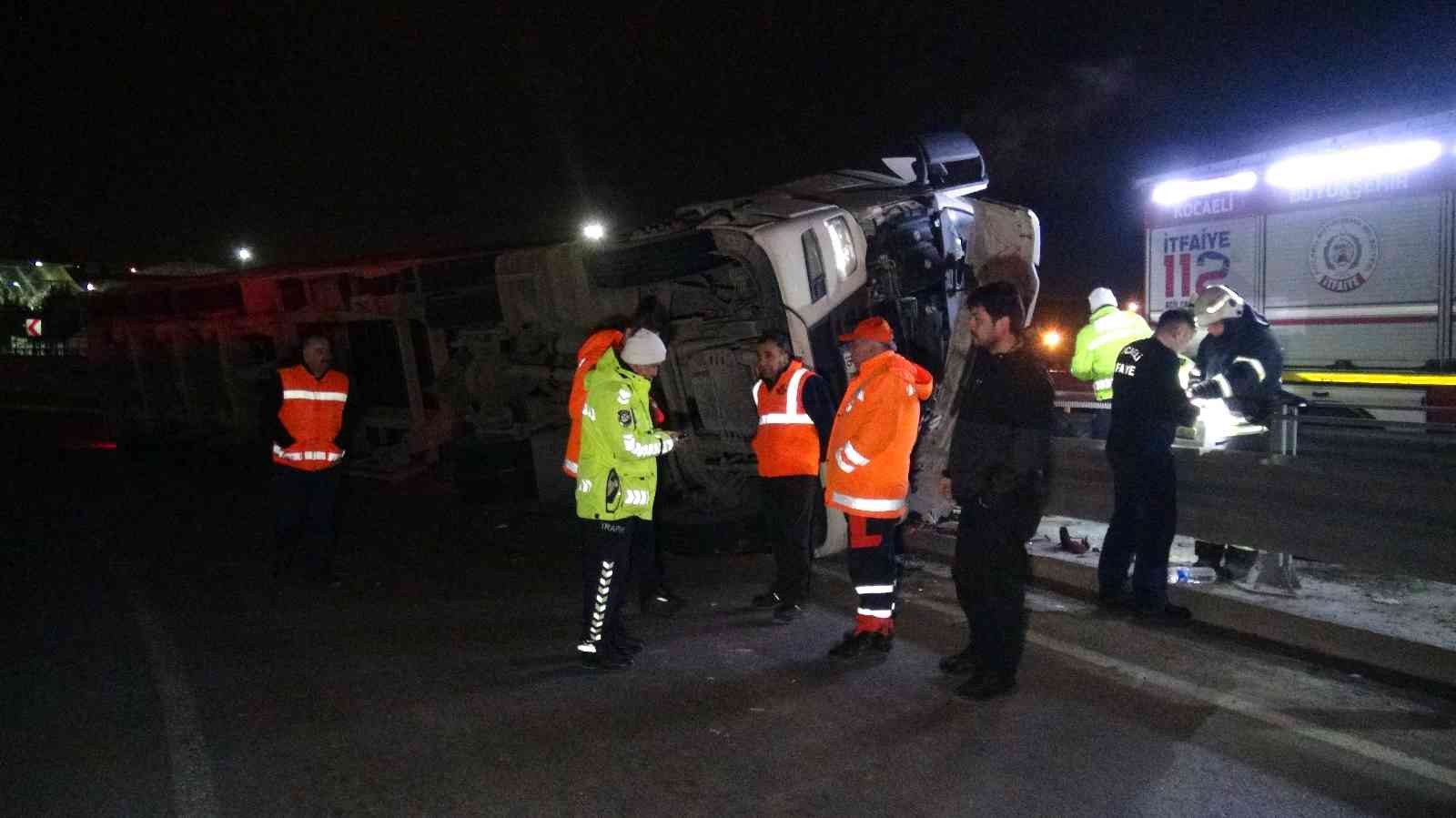 KOCAELİ(İHA) – TEM Otoyolu Kocaeli İzmit çıkışında bariyerlere çarparak devrilen tırda sıkışan sürücü itfaiye ekiplerince kurtarıldı. Kaza, TEM ...