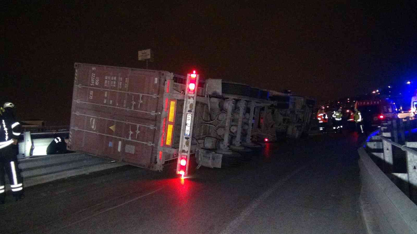 KOCAELİ(İHA) – TEM Otoyolu Kocaeli İzmit çıkışında bariyerlere çarparak devrilen tırda sıkışan sürücü itfaiye ekiplerince kurtarıldı. Kaza, TEM ...