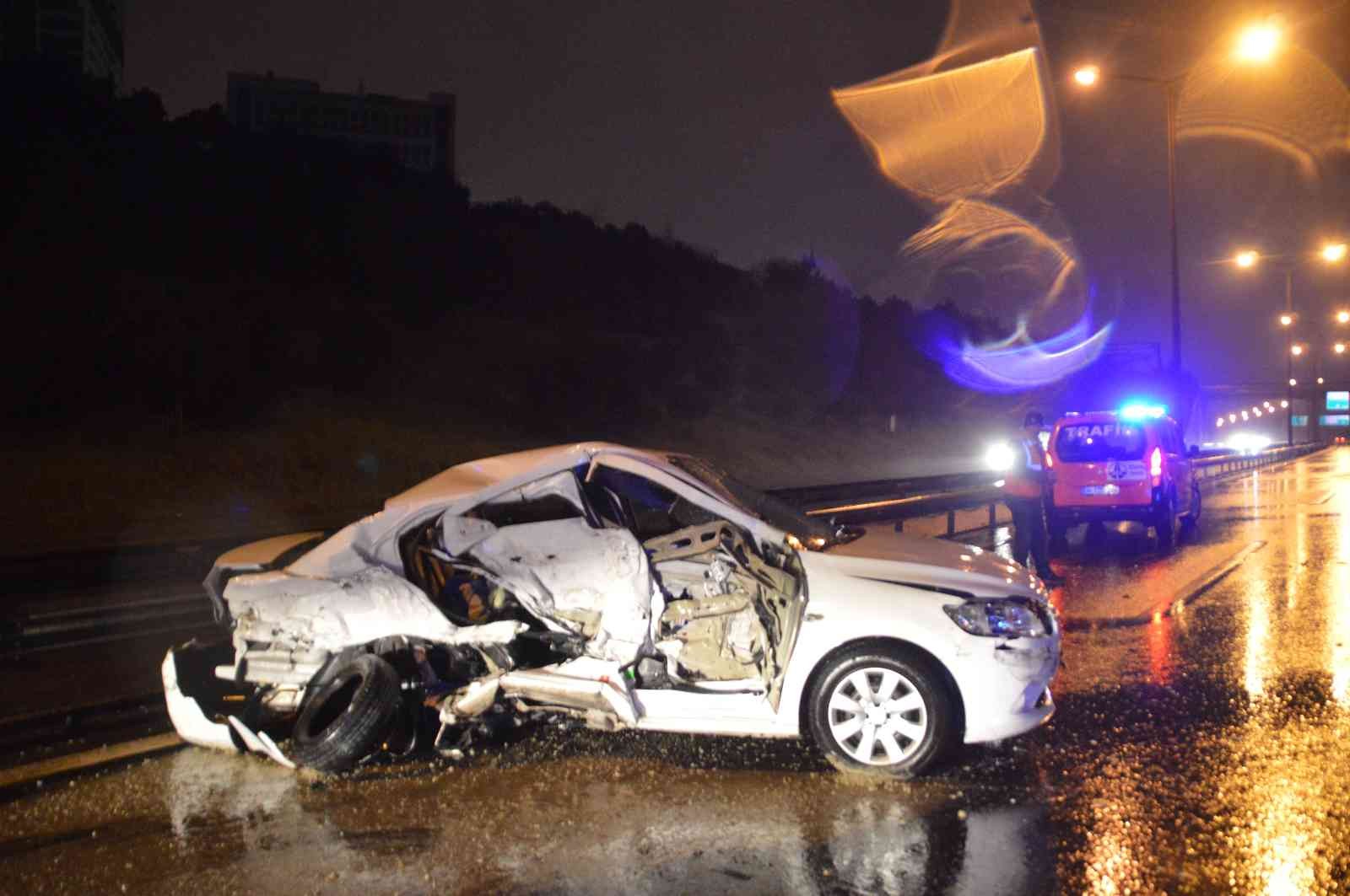 TEM Otoyolu’nda cip ile otomobilin karıştığı trafik kazasında 1’i ağır 2 kişi yaralanarak hastaneye kaldırıldı. Kaza sonrasında cipin ...