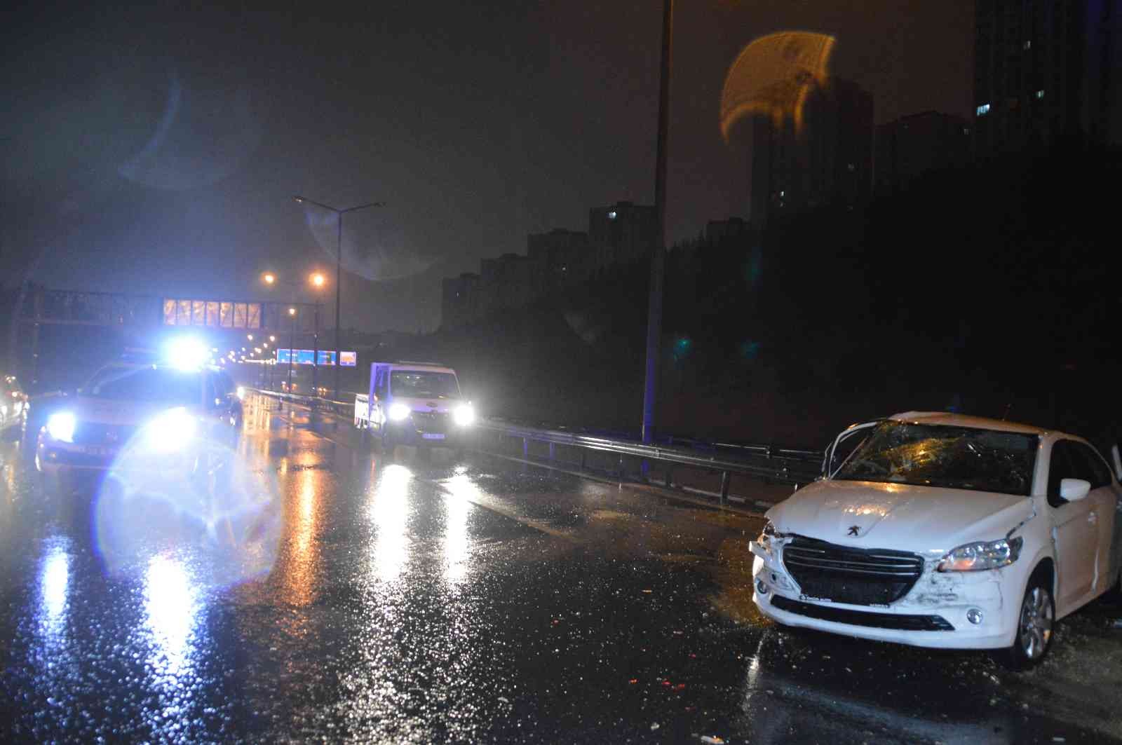 TEM Otoyolu’nda cip ile otomobilin karıştığı trafik kazasında 1’i ağır 2 kişi yaralanarak hastaneye kaldırıldı. Kaza sonrasında cipin ...