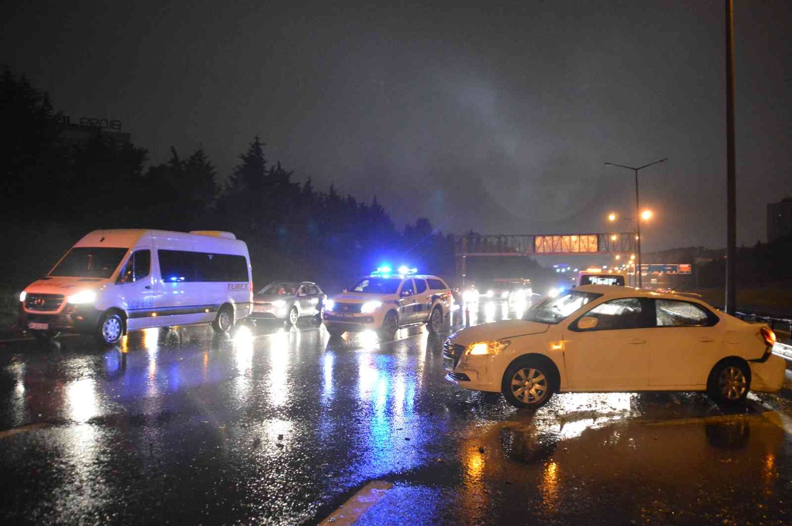 TEM Otoyolu’nda cip ile otomobilin karıştığı trafik kazasında 1’i ağır 2 kişi yaralanarak hastaneye kaldırıldı. Kaza sonrasında cipin ...