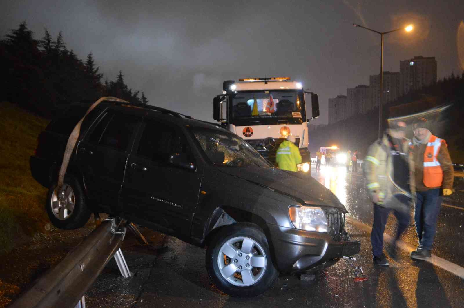 TEM Otoyolu’nda cip ile otomobilin karıştığı trafik kazasında 1’i ağır 2 kişi yaralanarak hastaneye kaldırıldı. Kaza sonrasında cipin ...