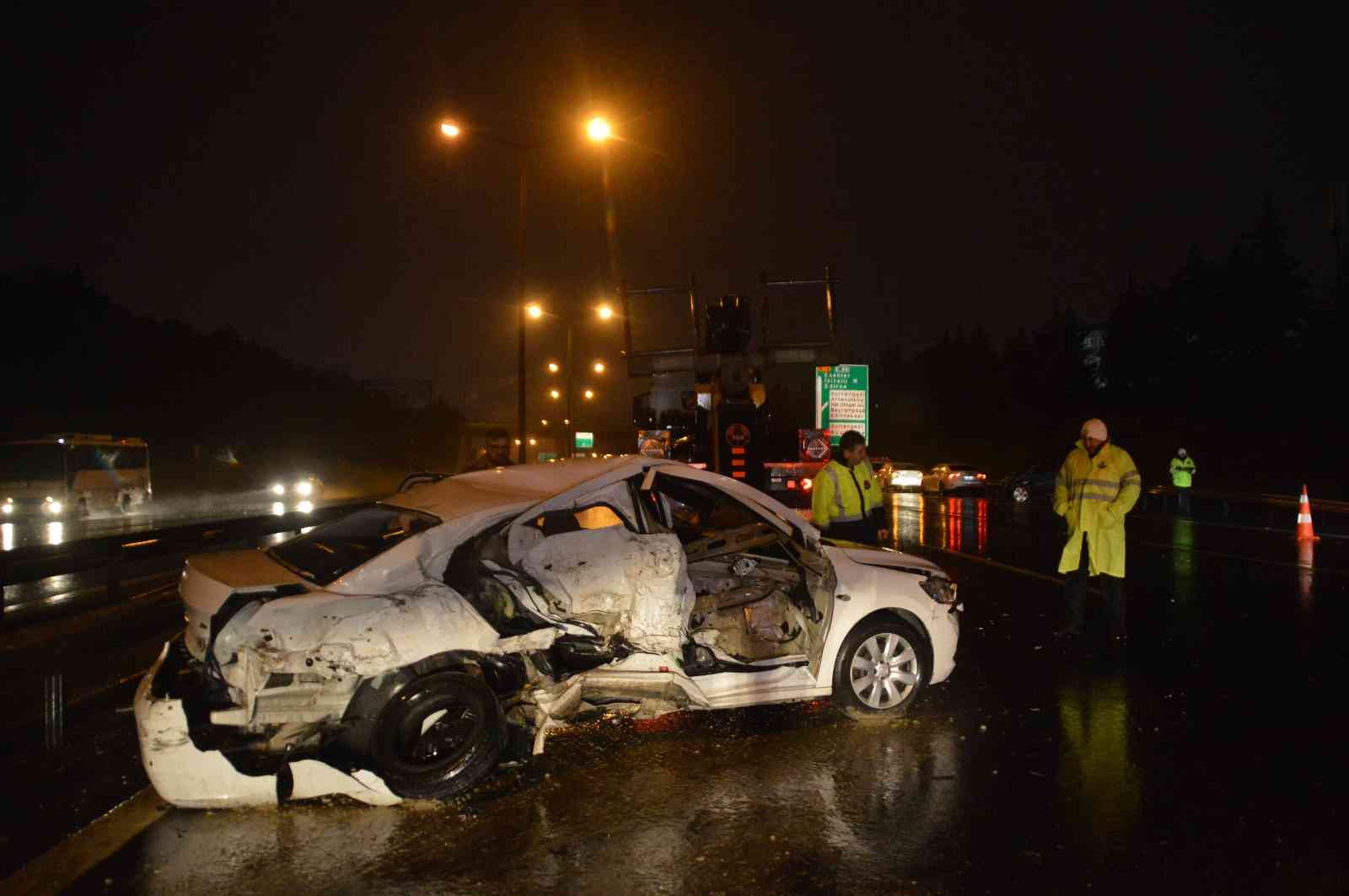 TEM Otoyolu’nda cip ile otomobilin karıştığı trafik kazasında 1’i ağır 2 kişi yaralanarak hastaneye kaldırıldı. Kaza sonrasında cipin ...