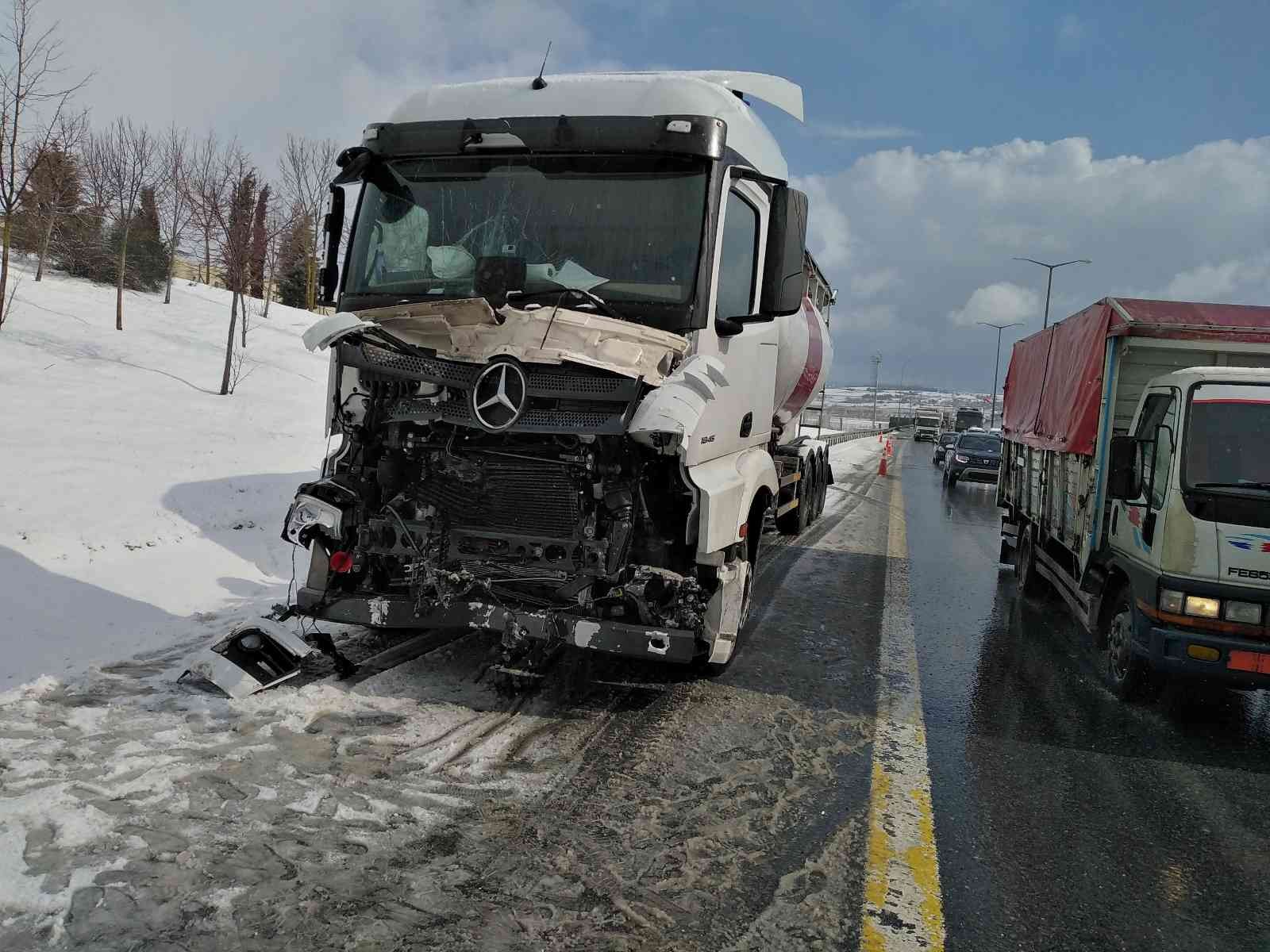 Tem otoyolu Çatalca gişeler mevkiinde yoğun kar yağışı nedeniyle 5 araç birbirine girdi. Zincirleme sonrası trafikte yoğunluk oluştu. Olay, sabah ...