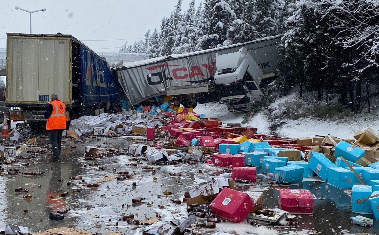 TEM Otoyolu Sakarya geçişinde iki tırın çarpışması neticesinde meydana gelen trafik kazasında araç içerisinde sıkışan sürücü, kaldırıldığı ...