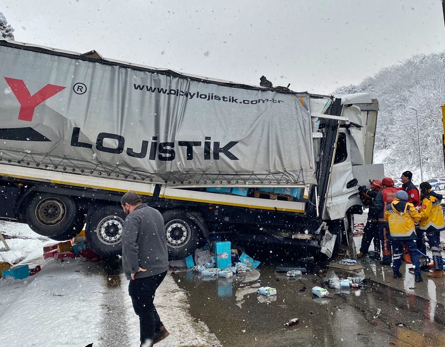 TEM Otoyolu Sakarya geçişinde iki tırın çarpışması neticesinde meydana gelen trafik kazasında araç içerisinde sıkışan sürücü, kaldırıldığı ...