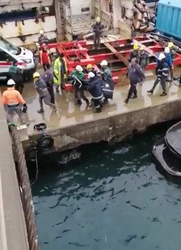 Yalova’nın Altınova ilçesinde bir tersane işçisi çalıştığı iskeleden denize düşerek hayatını kaybetti. Alınan bilgiye göre, Altınova Tersaneler ...