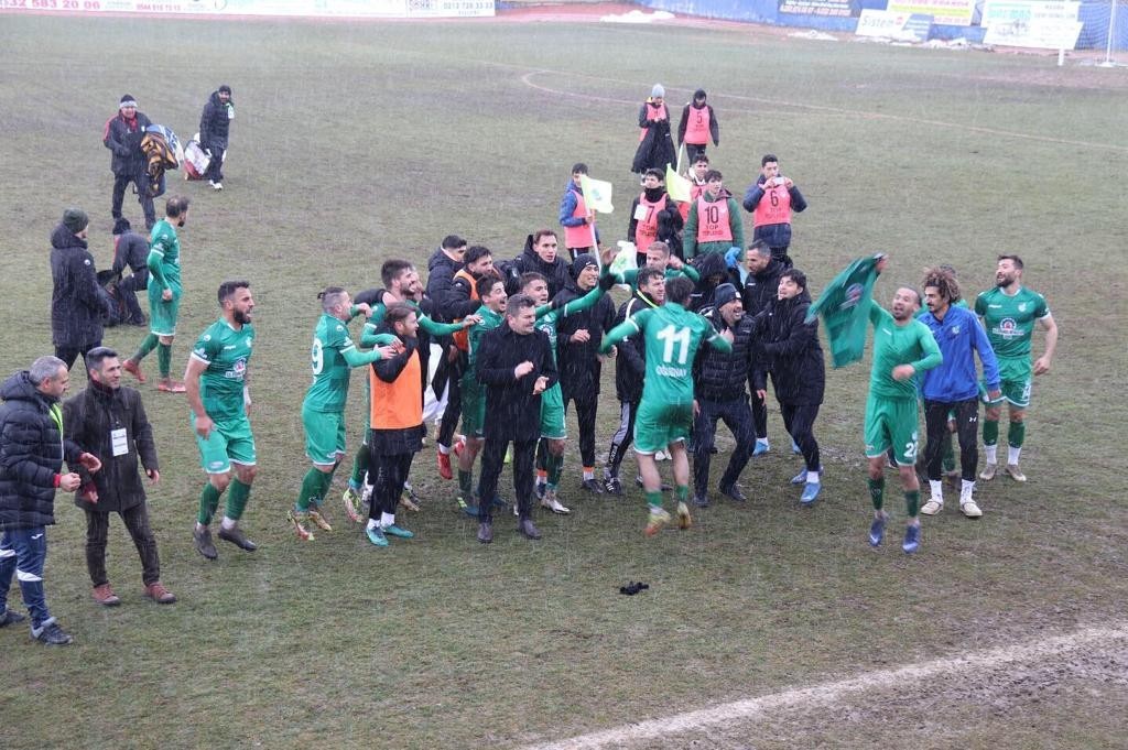 TFF 2. Lig Kırmızı Grup’ta oynanan maçta Ergene Velimeşespor uzatma anlarında 1-0 geriye düştüğü maçın yine uzatma anlarında 2 dakikada 2 gol ...