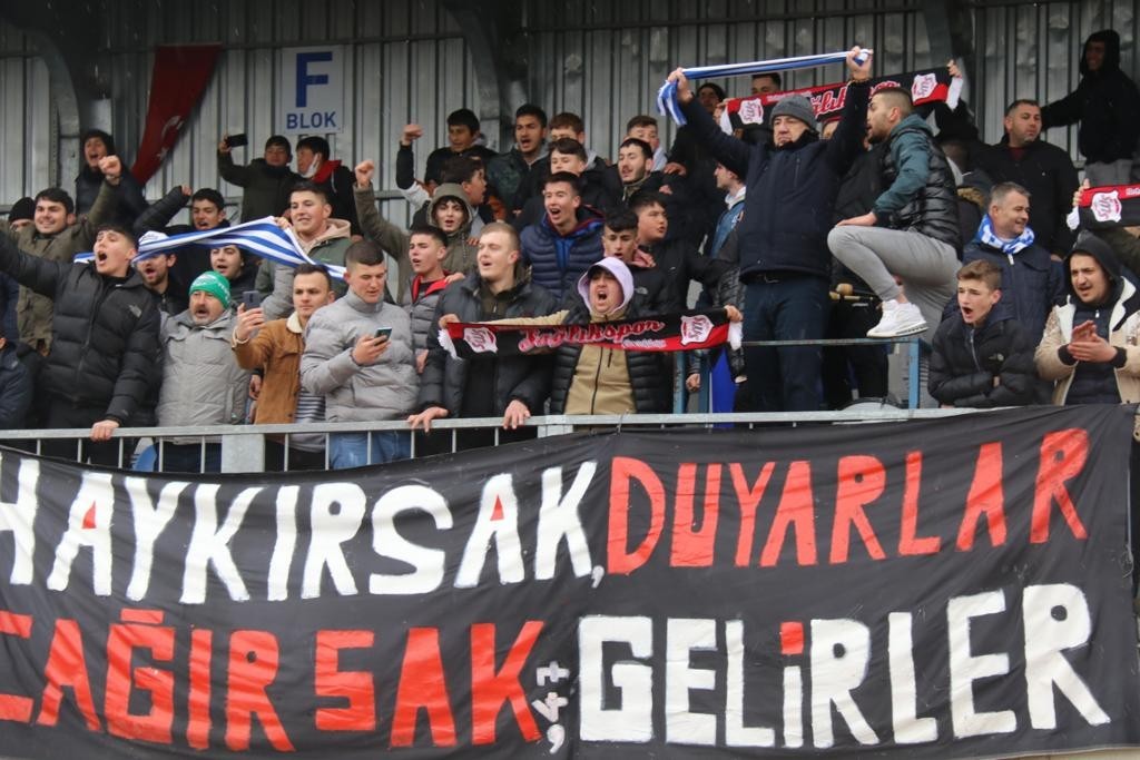 TFF 2. Lig Kırmızı Grup’ta oynanan maçta Ergene Velimeşespor uzatma anlarında 1-0 geriye düştüğü maçın yine uzatma anlarında 2 dakikada 2 gol ...