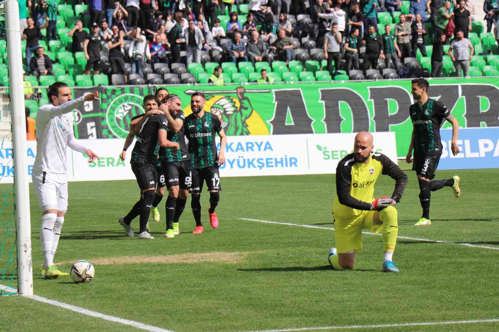 TFF 2. Lig Kırmızı Grup 32. haftasında Sakaryaspor, sahasında karşılaştığı Diyarbekirspor’u 3-0 mağlup etti. Stat: Yeni Sakarya Atatürk Hakemler ...