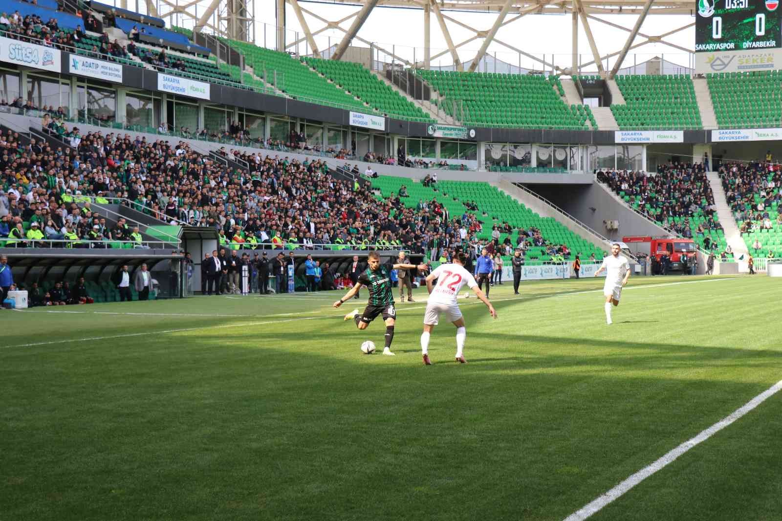 TFF 2. Lig Kırmızı Grup 32. haftasında Sakaryaspor, sahasında karşılaştığı Diyarbekirspor’u 3-0 mağlup etti. Stat: Yeni Sakarya Atatürk Hakemler ...