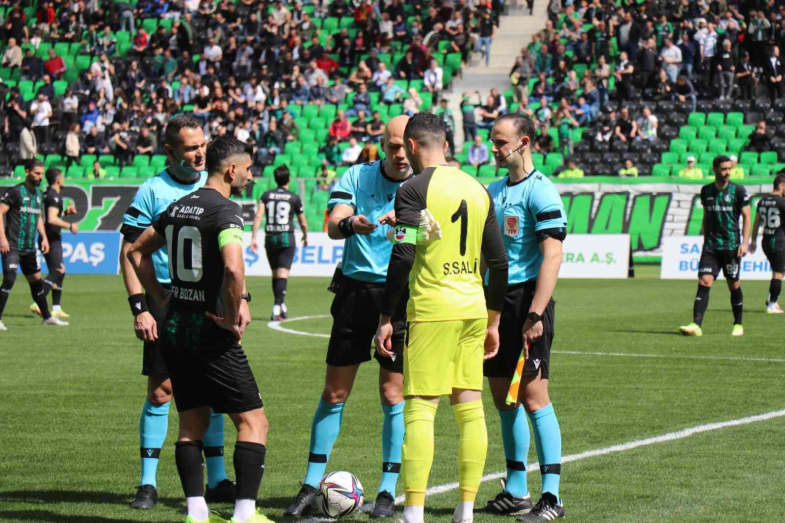 TFF 2. Lig Kırmızı Grup 32. haftasında Sakaryaspor, sahasında karşılaştığı Diyarbekirspor’u 3-0 mağlup etti. Stat: Yeni Sakarya Atatürk Hakemler ...