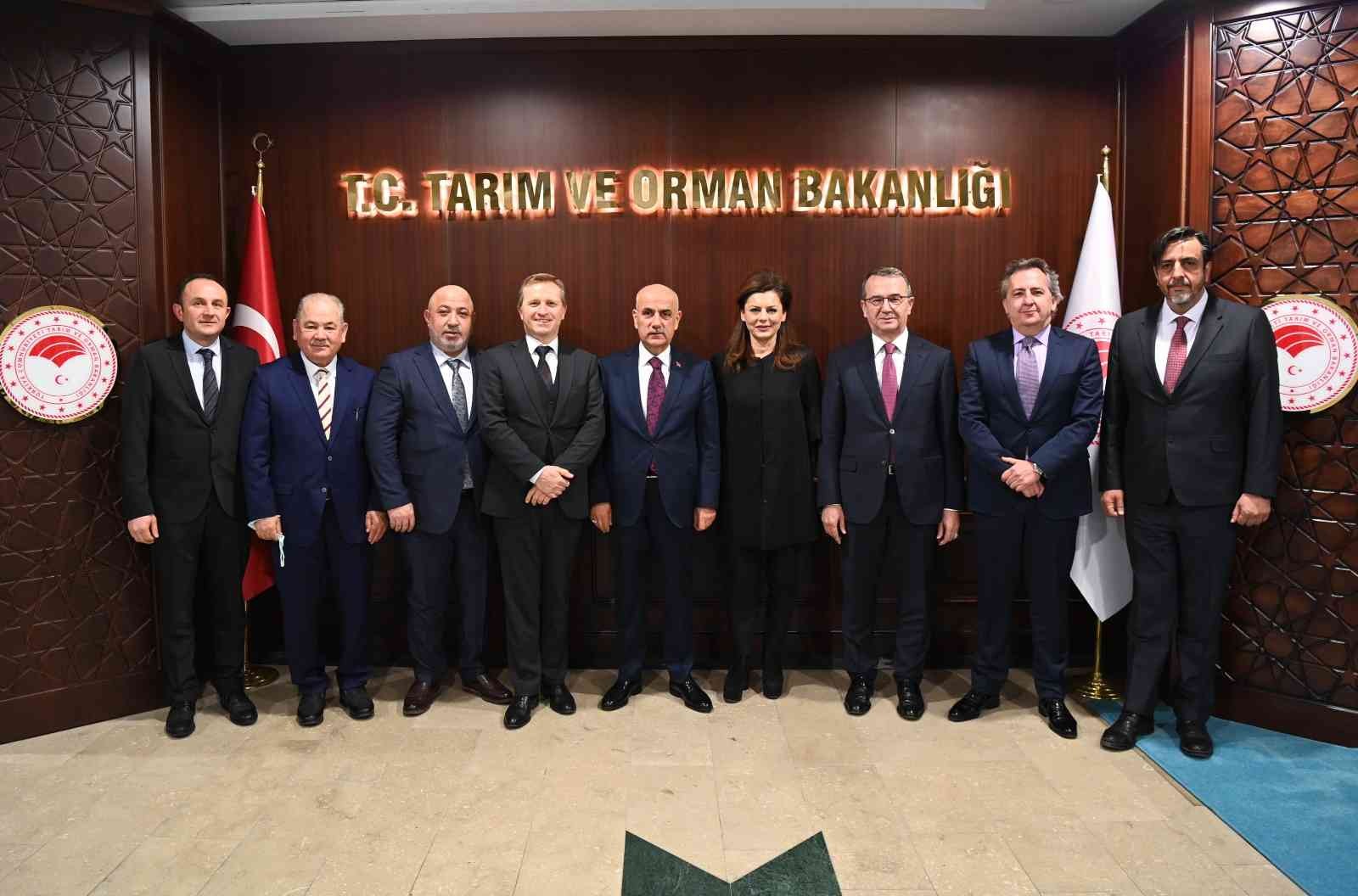 TGDF heyeti, Tarım ve Orman Bakanı Vahit Kirişçi’yi makamında ziyaret etti. Gıda tedarik zincirinde yaşanan sıkıntıları dile getiren Şarman ...