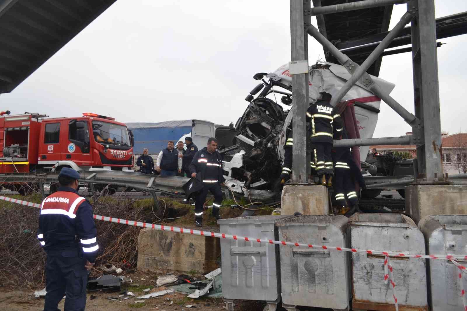 Tekirdağ’ın Çorlu ilçesinde kontrolden çıkan tırın üst geçide çarpması sonucu meydana gelen kazada, sürücü feci şekilde hayatını kaybetti. Kaza ...