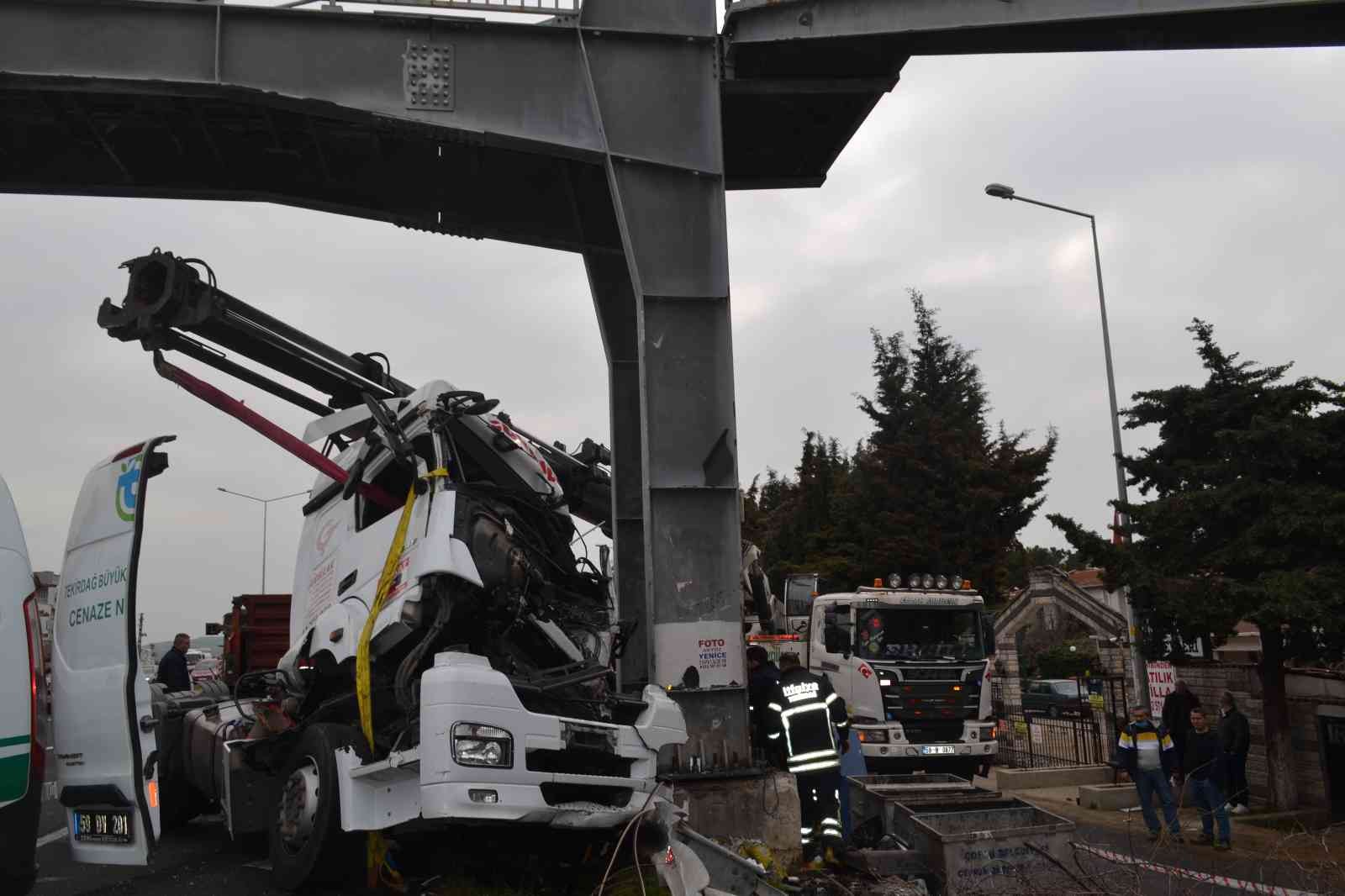 Tekirdağ’ın Çorlu ilçesinde kontrolden çıkan tırın üst geçide çarpması sonucu meydana gelen kazada, sürücü feci şekilde hayatını kaybetti. Kaza ...