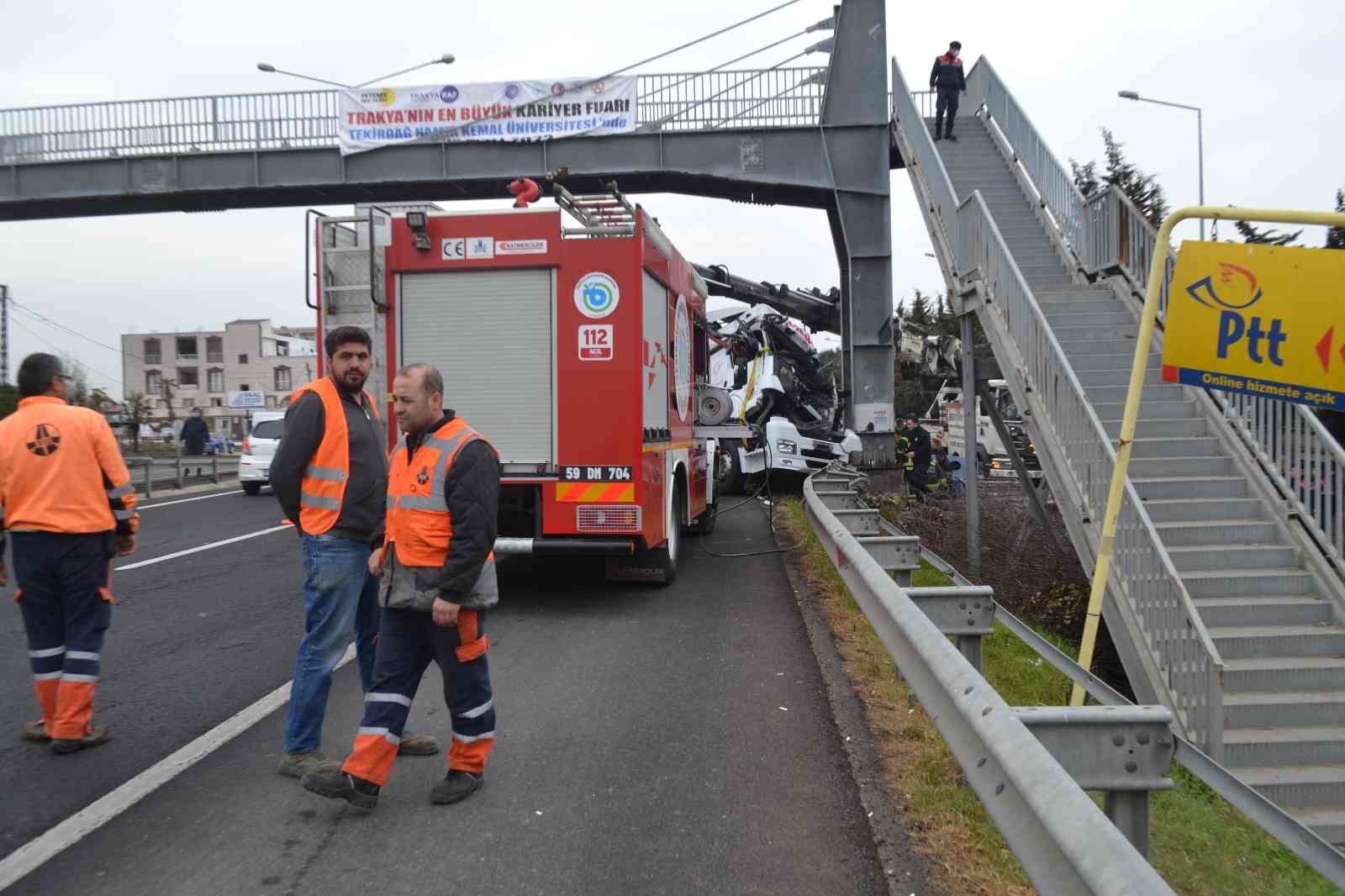 Tekirdağ’ın Çorlu ilçesinde kontrolden çıkan tırın üst geçide çarpması sonucu meydana gelen kazada, sürücü feci şekilde hayatını kaybetti. Kaza ...