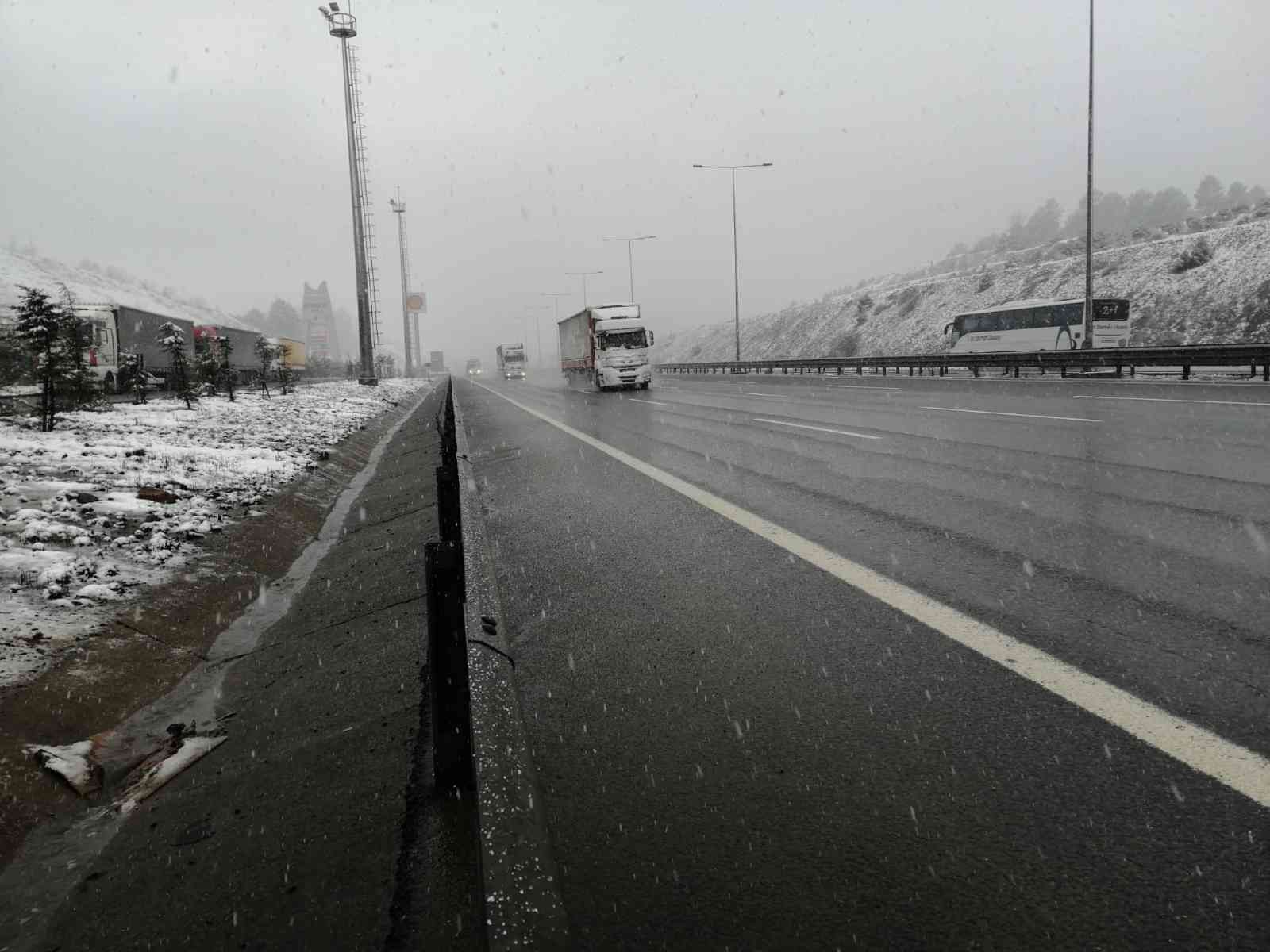 İstanbul’da yoğun kar yağışı nedeniyle şehre girişleri yasaklanan tır ve kamyonların şehre girişine kontrollü şekilde izin verilmeye başlandı ...