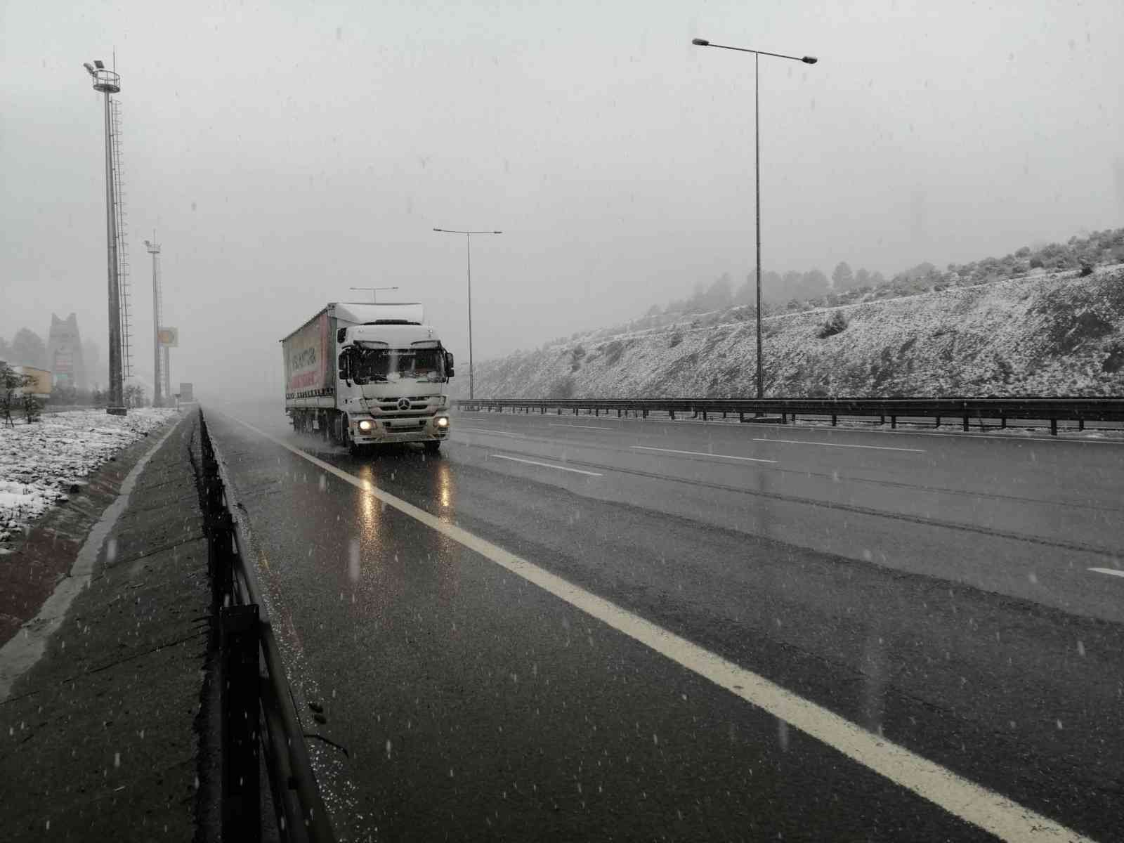 İstanbul’da yoğun kar yağışı nedeniyle şehre girişleri yasaklanan tır ve kamyonların şehre girişine kontrollü şekilde izin verilmeye başlandı ...