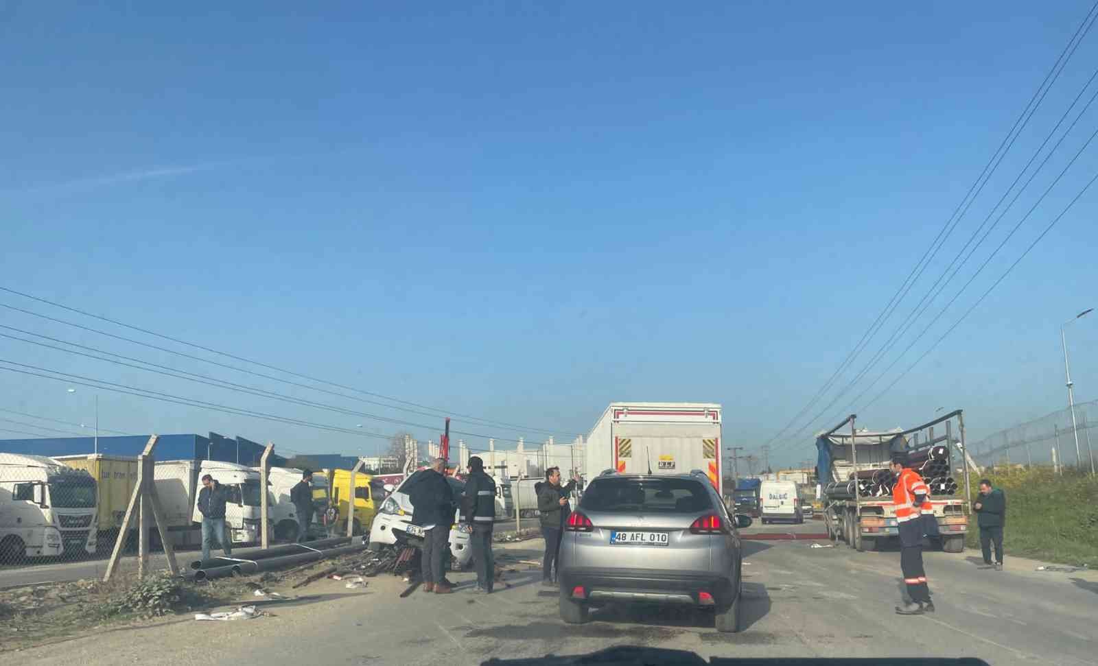 Bursa’da tırın dorsesinde bulunan demir borular yola savruldu. Bir araç borulara çarparak kaza yaparken ölen yada yaralanan olmadı. Olay, Gemlik ...