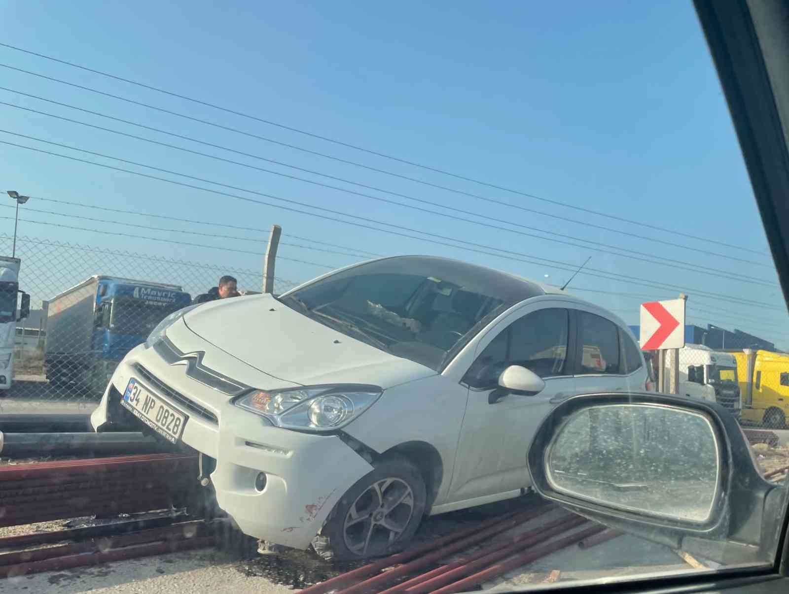 Bursa’da tırın dorsesinde bulunan demir borular yola savruldu. Bir araç borulara çarparak kaza yaparken ölen yada yaralanan olmadı. Olay, Gemlik ...