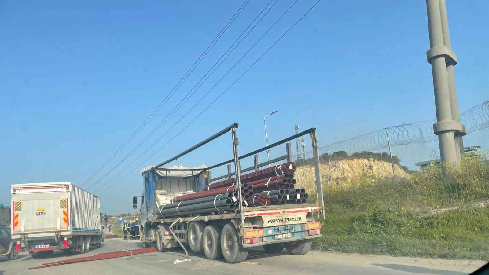 Bursa’da tırın dorsesinde bulunan demir borular yola savruldu. Bir araç borulara çarparak kaza yaparken ölen yada yaralanan olmadı. Olay, Gemlik ...