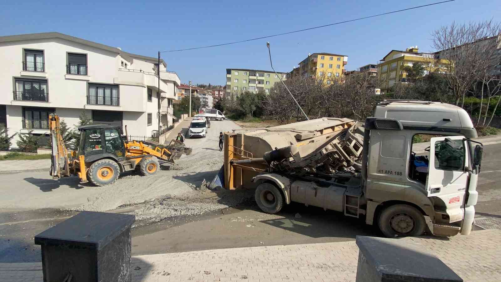 Kocaeli’nin Darıca ilçesinde harç yüklü tırın rampada geri gelirken devrilmesi sonucu meydana gelen kazada tır sürücüsü yaralanırken, kasada ...