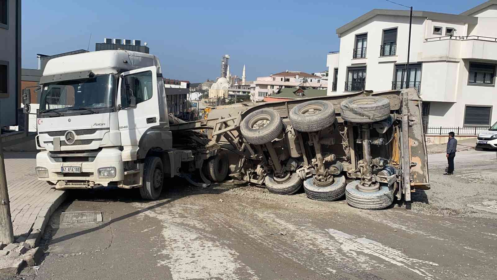 Kocaeli’nin Darıca ilçesinde harç yüklü tırın rampada geri gelirken devrilmesi sonucu meydana gelen kazada tır sürücüsü yaralanırken, kasada ...