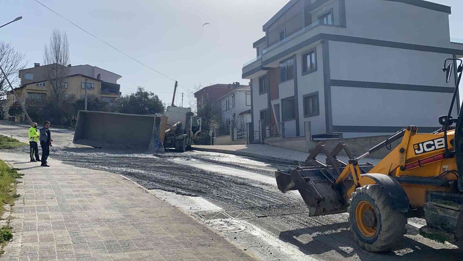 Kocaeli’nin Darıca ilçesinde harç yüklü tırın rampada geri gelirken devrilmesi sonucu meydana gelen kazada tır sürücüsü yaralanırken, kasada ...