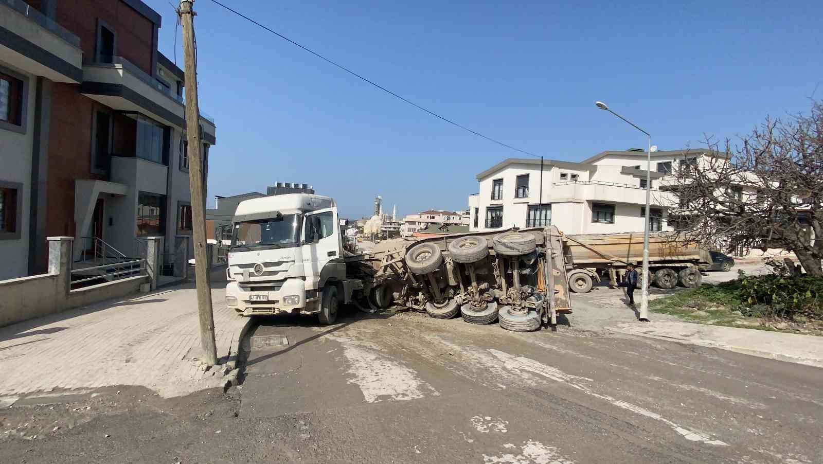 Kocaeli’nin Darıca ilçesinde harç yüklü tırın rampada geri gelirken devrilmesi sonucu meydana gelen kazada tır sürücüsü yaralanırken, kasada ...