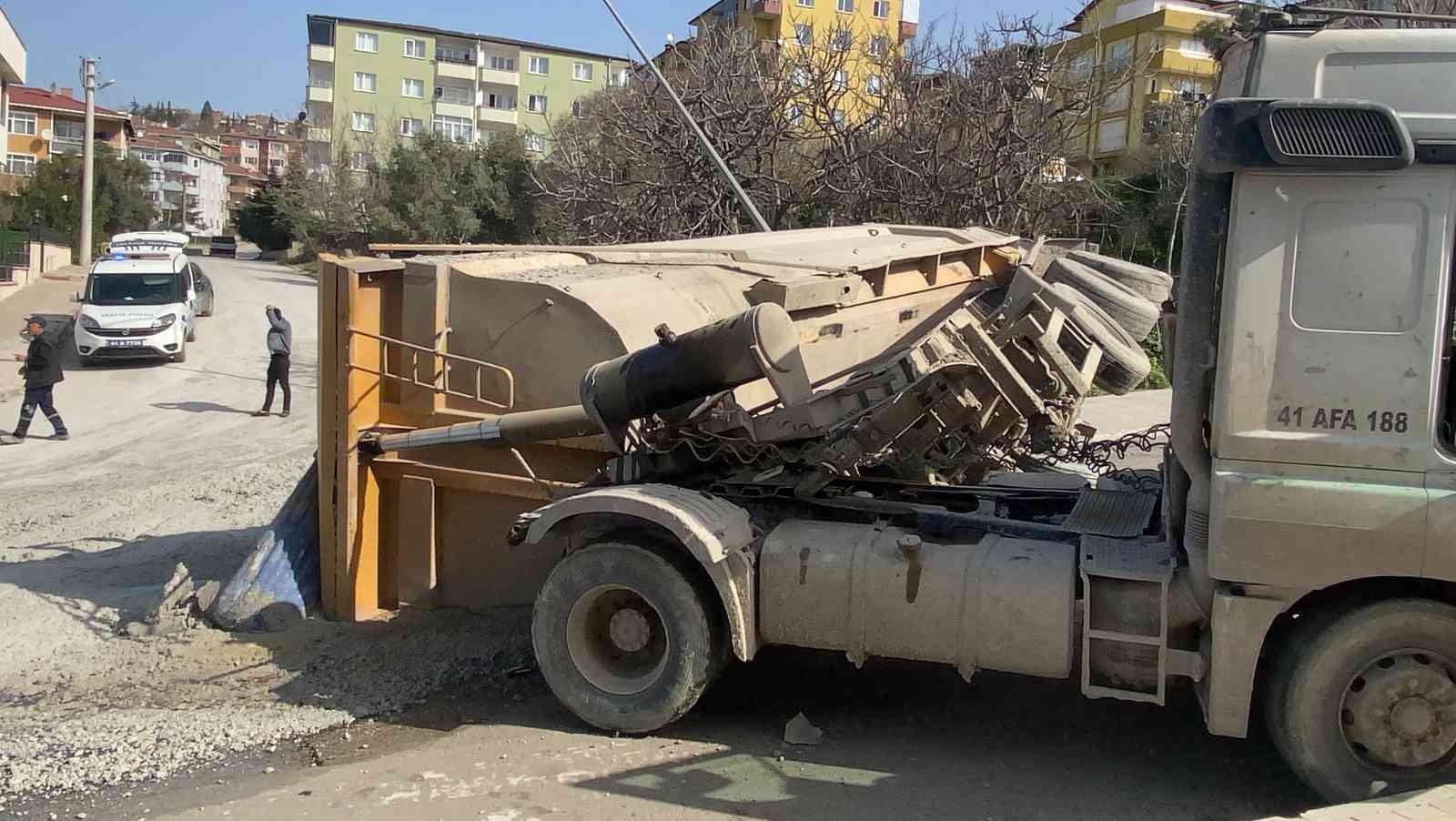 Kocaeli’nin Darıca ilçesinde harç yüklü tırın rampada geri gelirken devrilmesi sonucu meydana gelen kazada tır sürücüsü yaralanırken, kasada ...