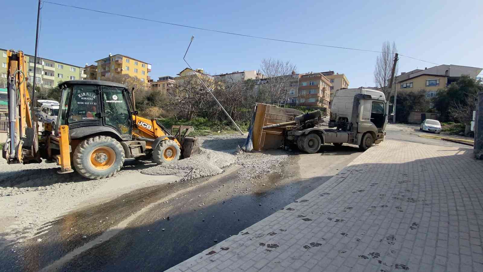 Kocaeli’nin Darıca ilçesinde harç yüklü tırın rampada geri gelirken devrilmesi sonucu meydana gelen kazada tır sürücüsü yaralanırken, kasada ...