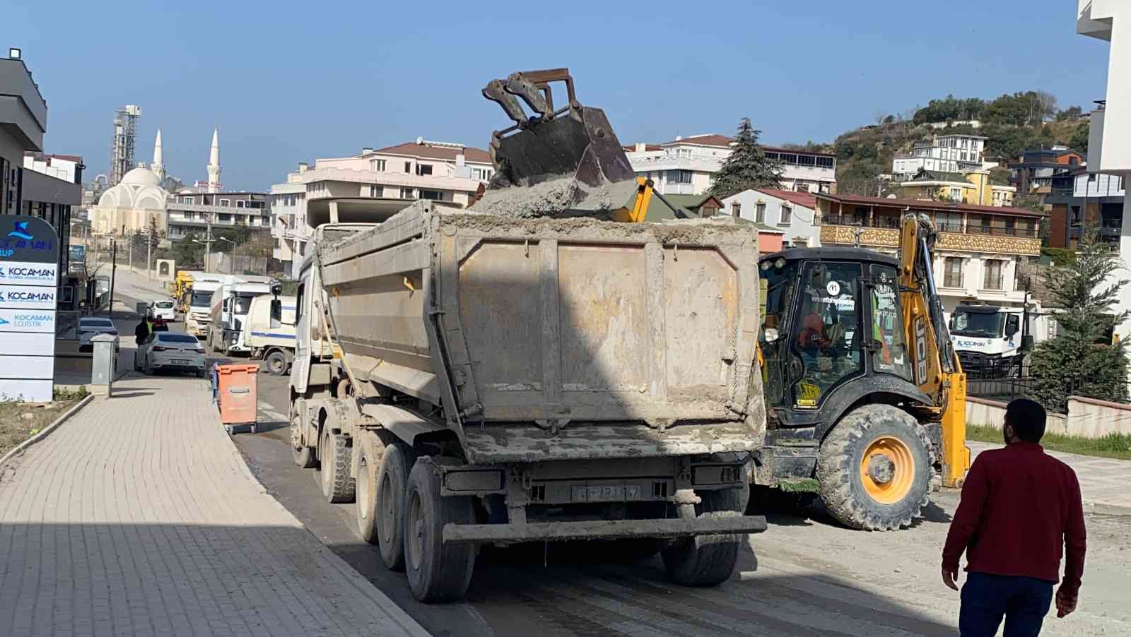 Kocaeli’nin Darıca ilçesinde harç yüklü tırın rampada geri gelirken devrilmesi sonucu meydana gelen kazada tır sürücüsü yaralanırken, kasada ...