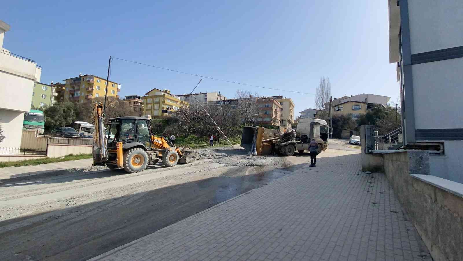 Kocaeli’nin Darıca ilçesinde harç yüklü tırın rampada geri gelirken devrilmesi sonucu meydana gelen kazada tır sürücüsü yaralanırken, kasada ...