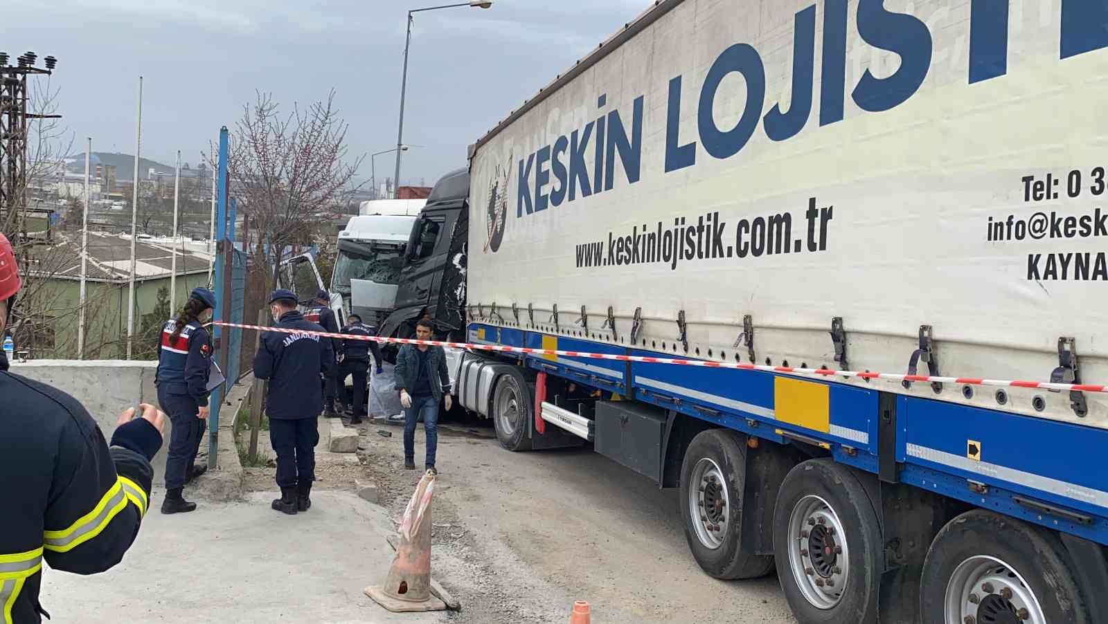 Kocaeli’nin Dilovası ilçesinde tırının farını tamir ederken ters istikametten gelen sürücüsüz tırın çarpmasıyla 2 tırın arasında kalan yabancı ...