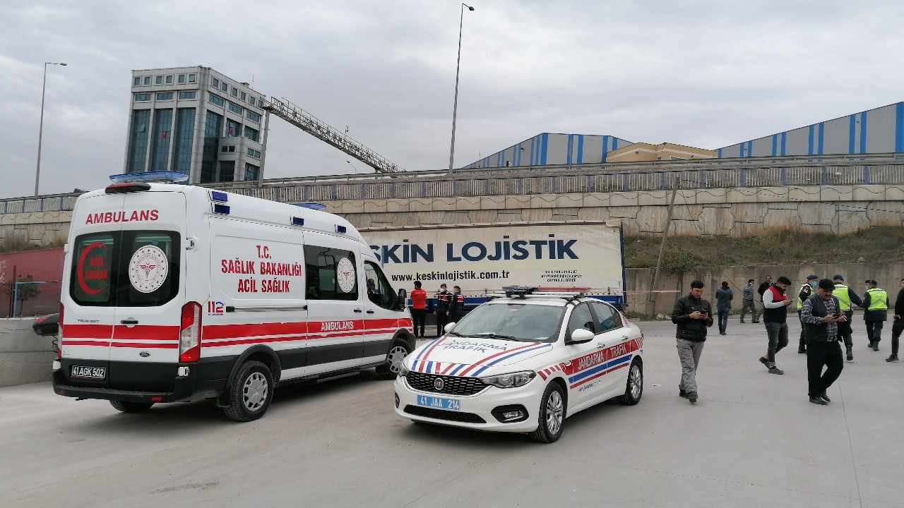 Kocaeli’nin Dilovası ilçesinde tırının farını tamir ederken ters istikametten gelen sürücüsüz tırın çarpmasıyla 2 tırın arasında kalan yabancı ...